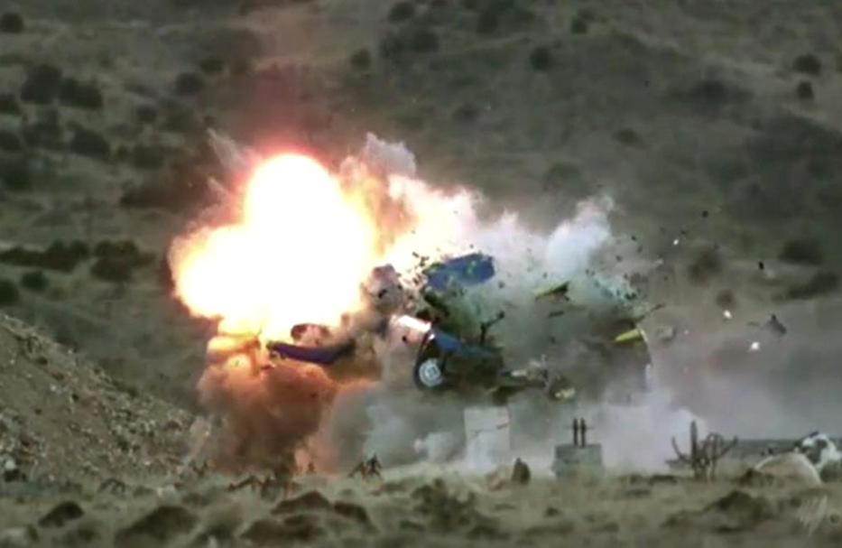 一段實拍的撞擊汽車產生的爆炸特效 一段實拍的撞擊汽車產生的爆炸特效