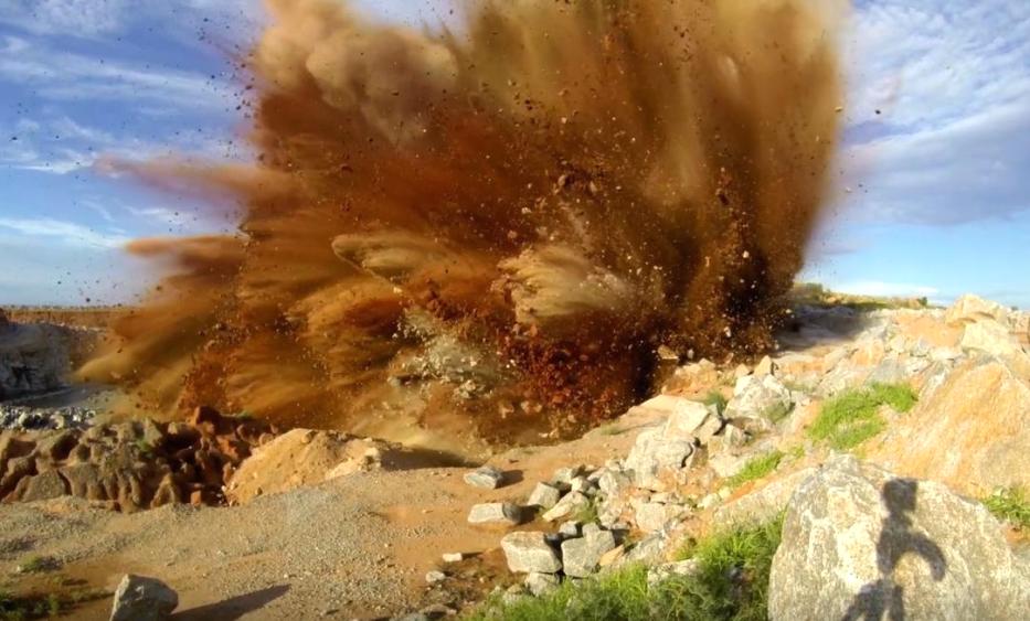 高清攝像機捕捉的山地爆炸特效視頻 高清攝像機捕捉的山地爆炸特效視頻