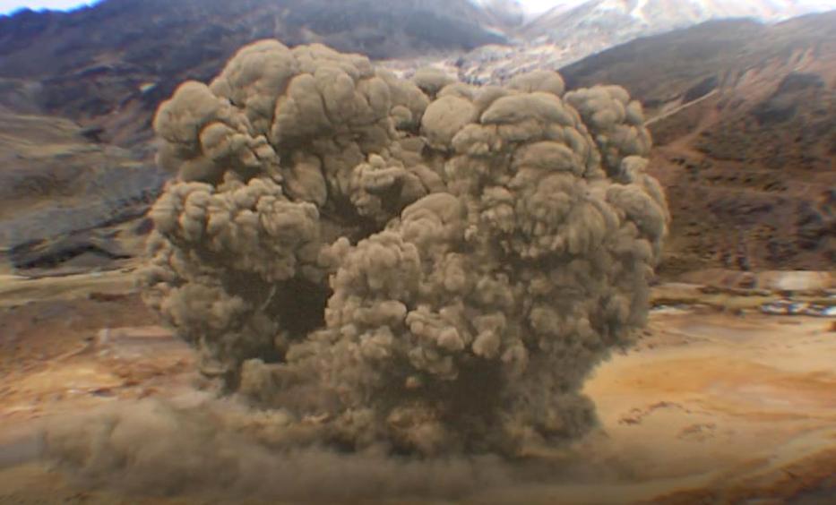 山地上巨大爆炸升起的煙霧特效 山地上巨大爆炸升起的煙霧特效