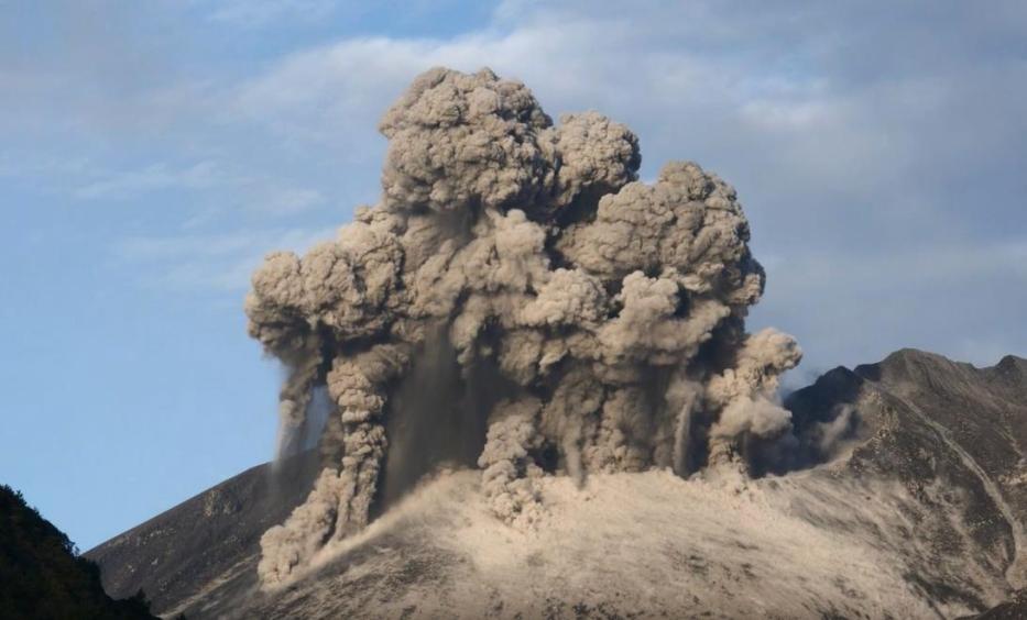 一段真實的火山爆發的煙霧特效參考 一段真實的火山爆發的煙霧特效參考