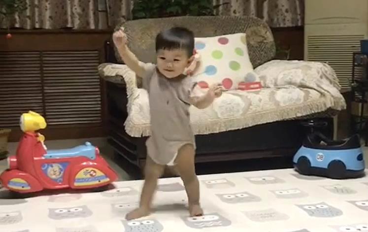 小孩子走路東倒西歪的參考 小孩子走路東倒西歪的參考