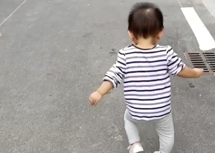 小孩子走路背后實拍視頻參考 小孩子走路背后實拍視頻參考