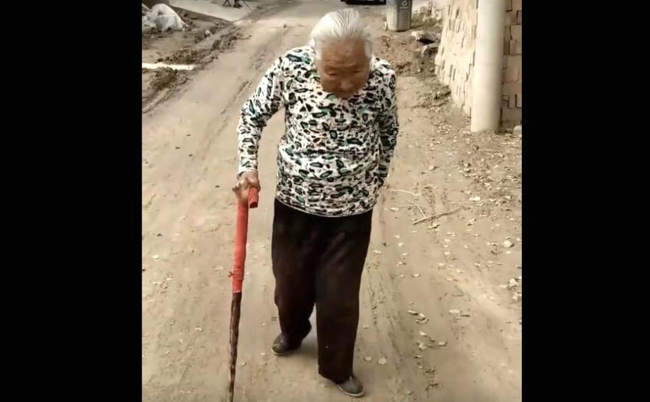 白發老奶奶住拐杖走路參考 白發老奶奶住拐杖走路參考