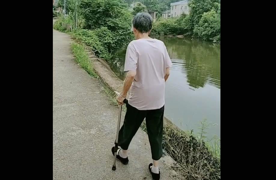 老人左手住拐杖往前走路 老人左手住拐杖往前走路