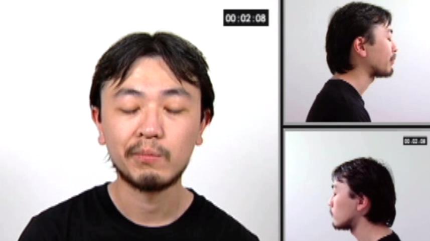 男人閉嘴吃東西的表情參考