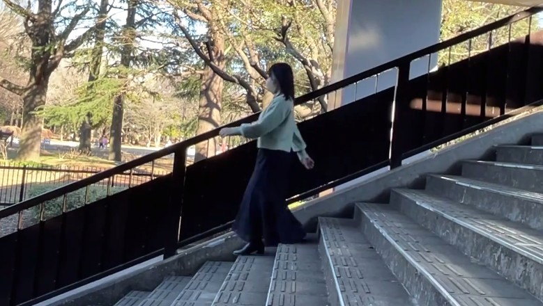 實拍女人下樓梯和上樓梯的動作參考-多角度